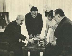İnönü ve Dışişleri Bakanı Saraçoğlu satranç oynuyor